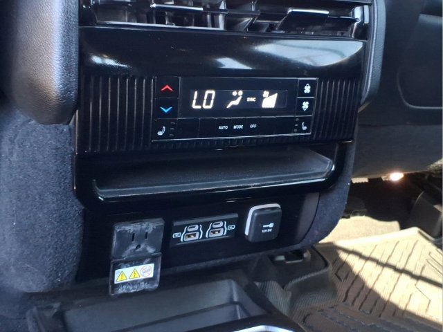 Used 2023 Jeep Wagoneer Series III w/ Preferred Equipment Group AWD/4WD image 18