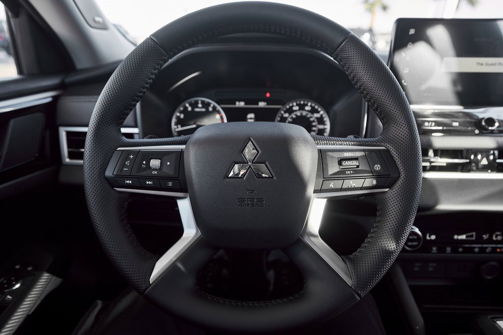 New 2025 Mitsubishi Outlander SE image 32