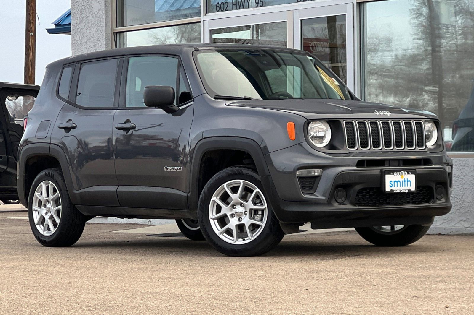 Used 2023 Jeep Renegade Latitude AWD/4WD image 2