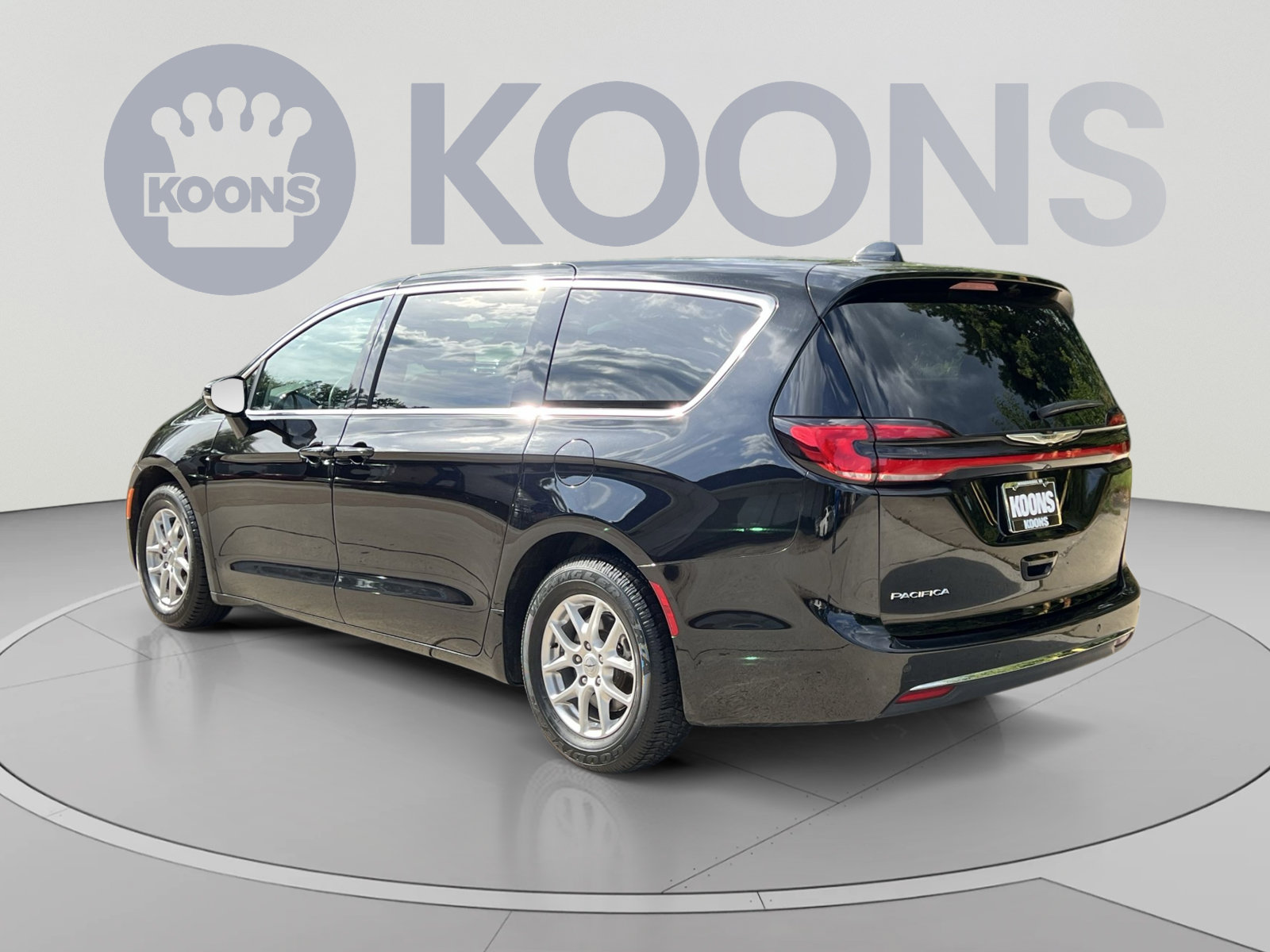 Used 2024 Chrysler Pacifica Touring-L FWD image 4