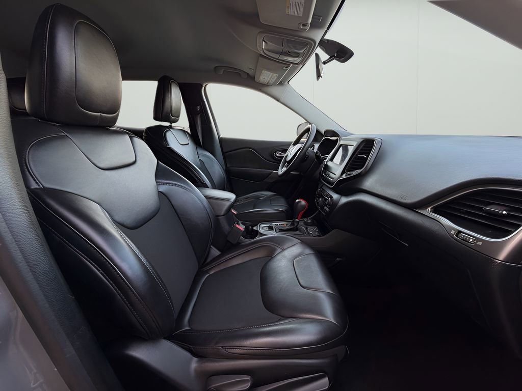 Used 2020 Jeep Cherokee Latitude Plus image 26