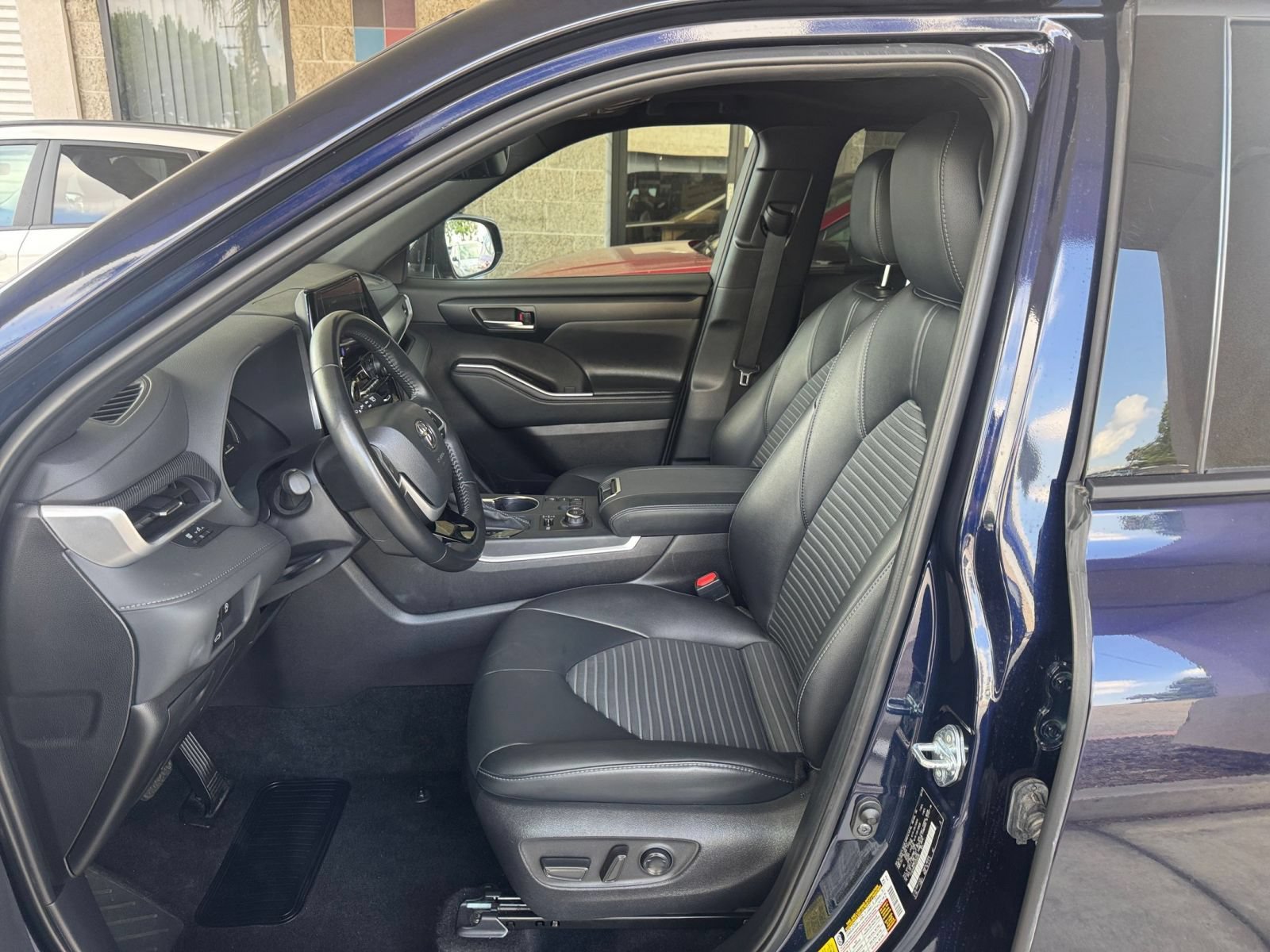 Used 2025 Toyota Highlander XSE AWD/4WD image 28