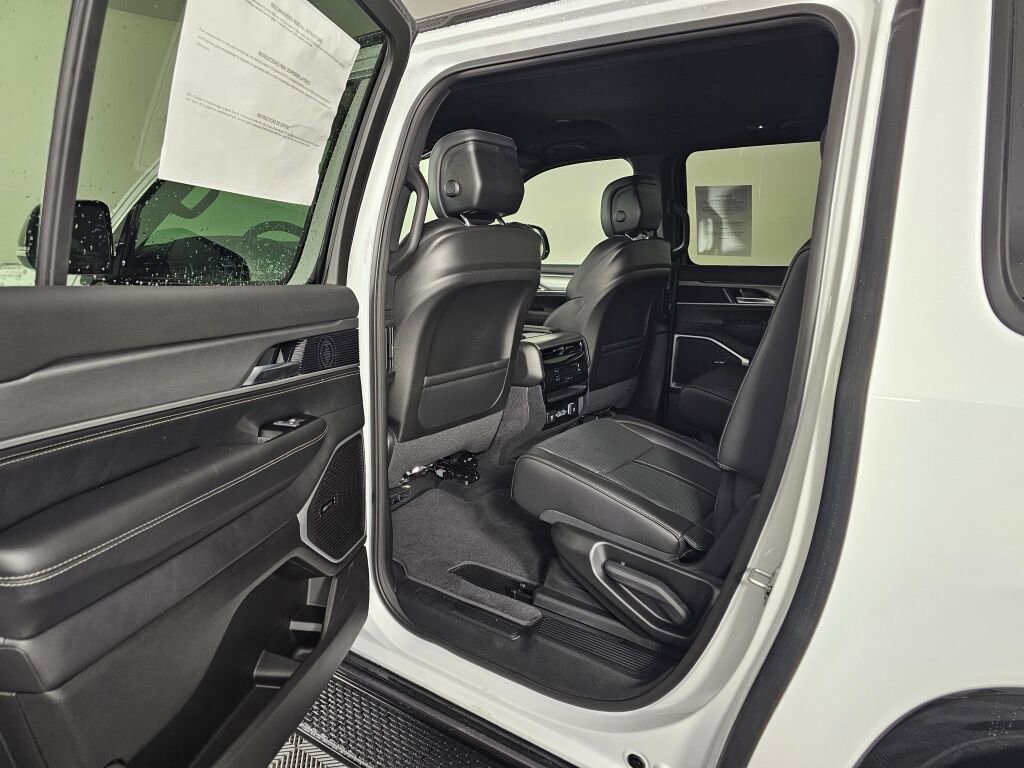 New 2026 Jeep Grand Wagoneer L 4WD w/ HD Trailer Tow Package image 33