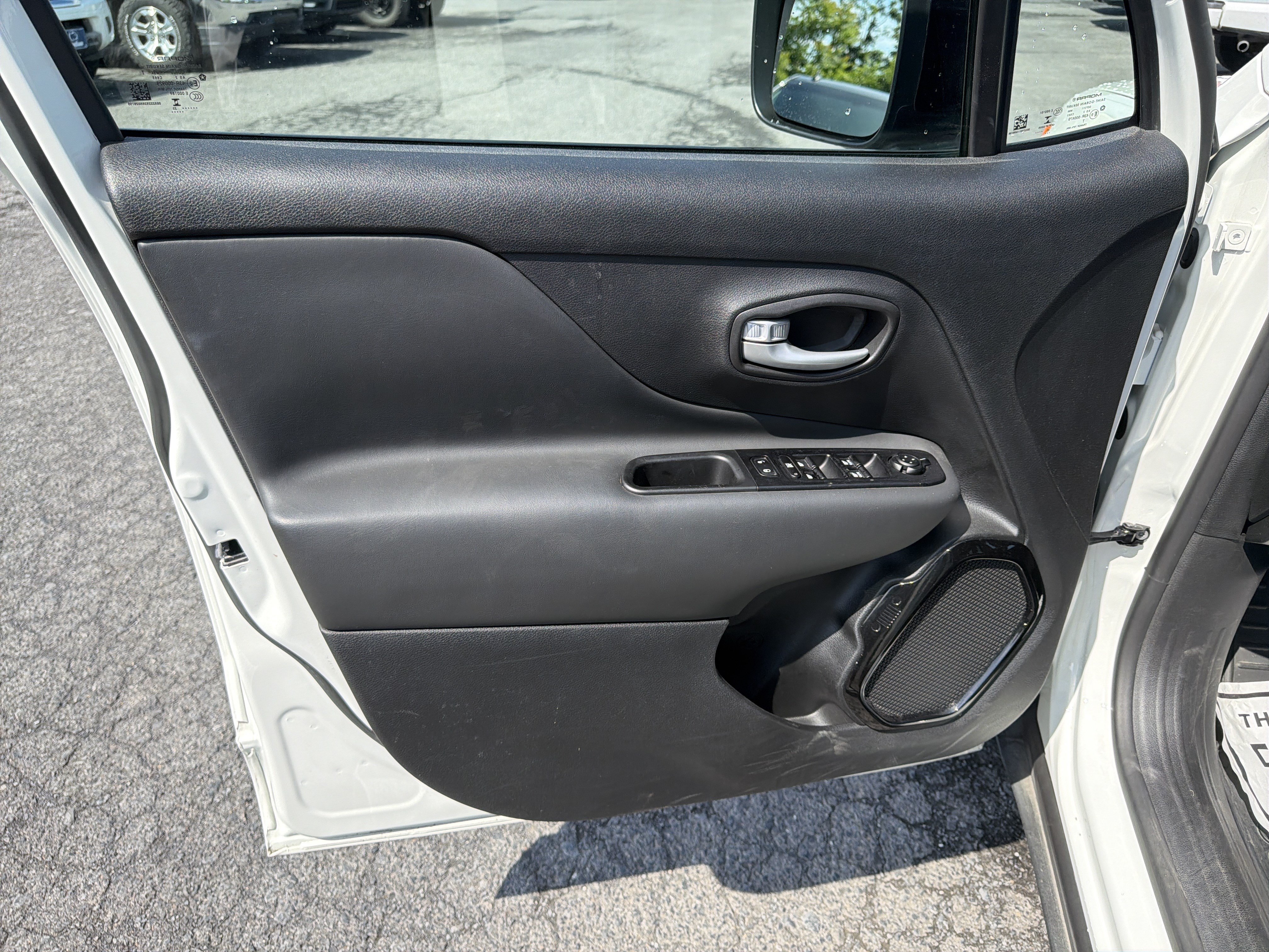Used 2023 Jeep Renegade Altitude w/ Convenience Group I AWD/4WD image 15
