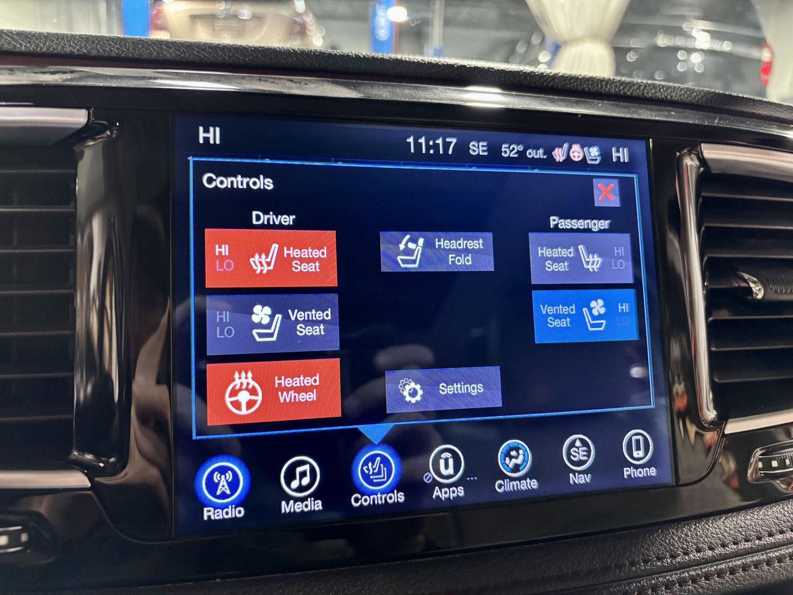 Used 2017 Chrysler Pacifica Limited w/ UConnect Theater Package image 4