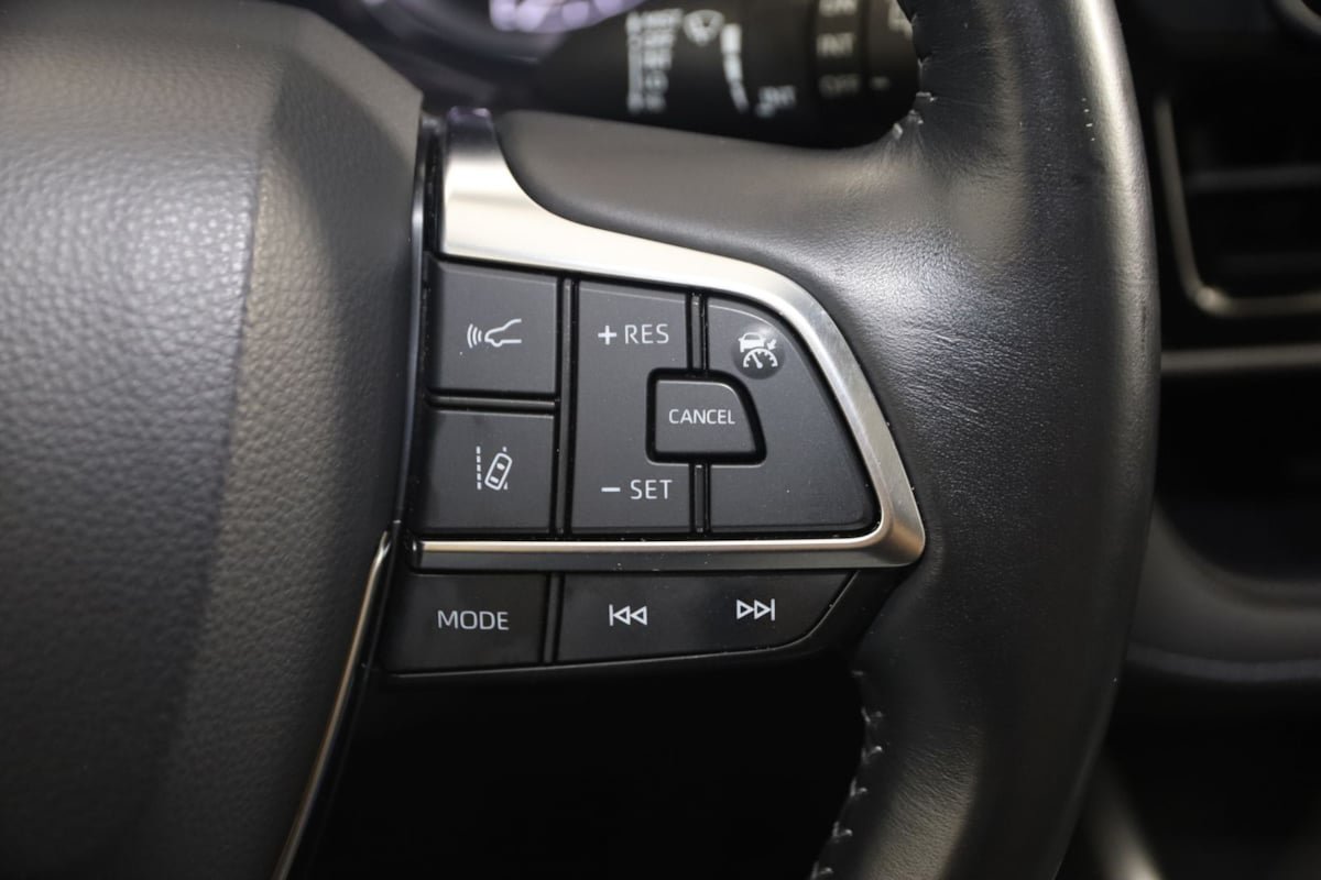 Used 2021 Toyota Highlander XLE AWD/4WD image 32