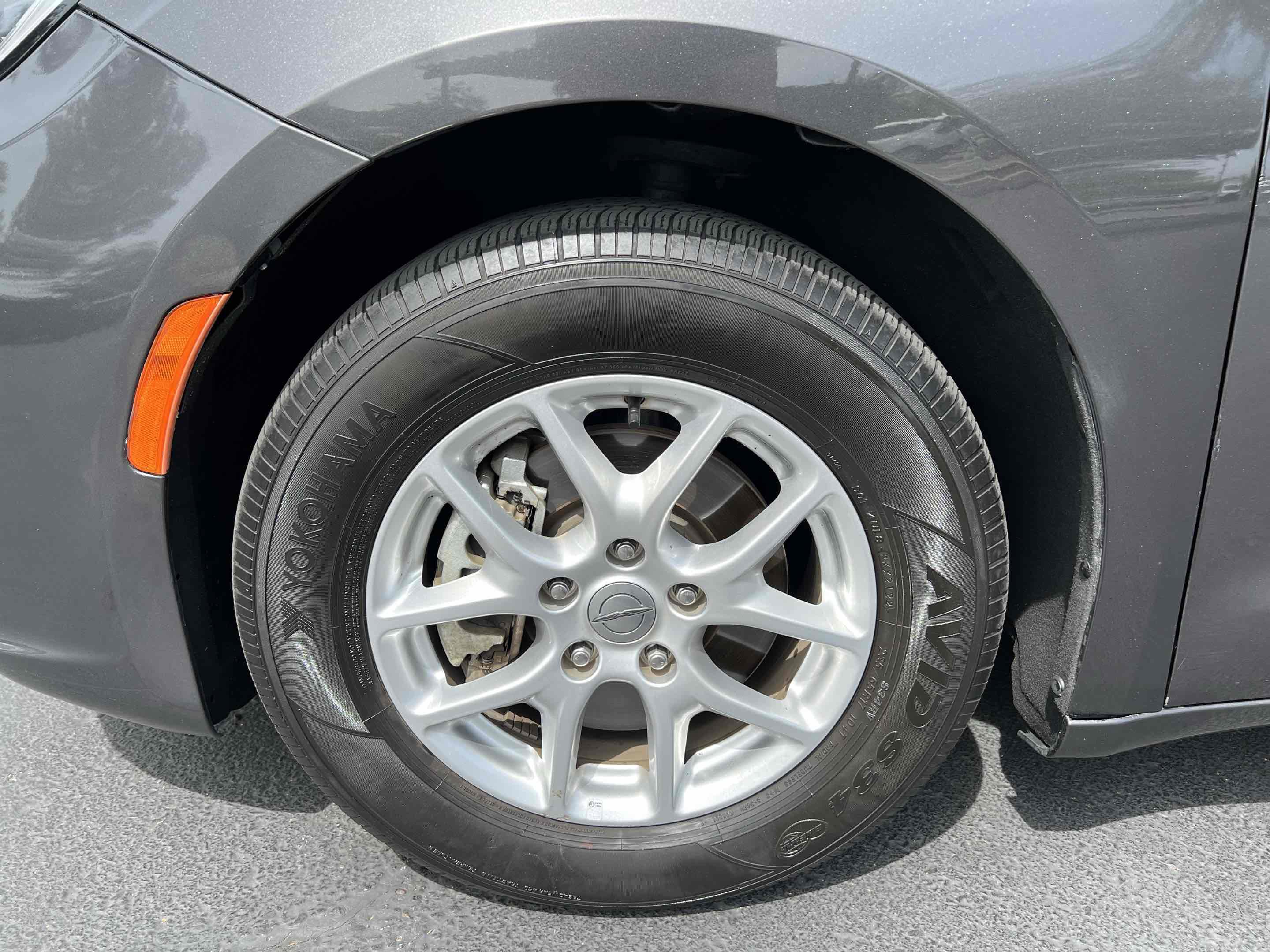 Used 2023 Chrysler Pacifica Touring-L image 70