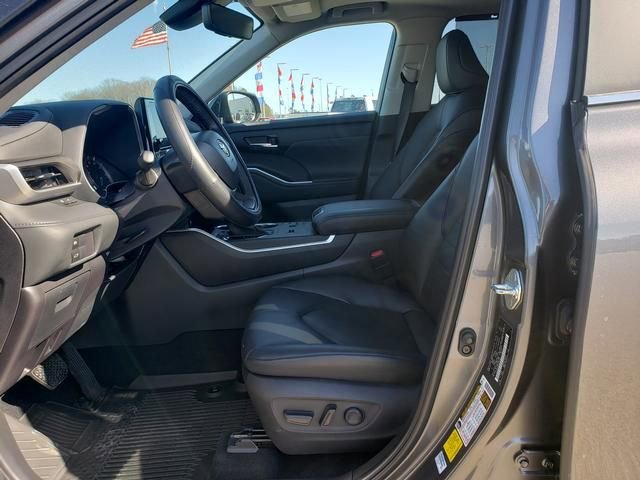 Used 2023 Toyota Highlander XLE image 10