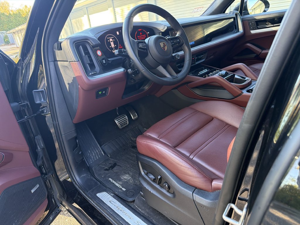 Used 2025 Porsche Cayenne S AWD/4WD image 9