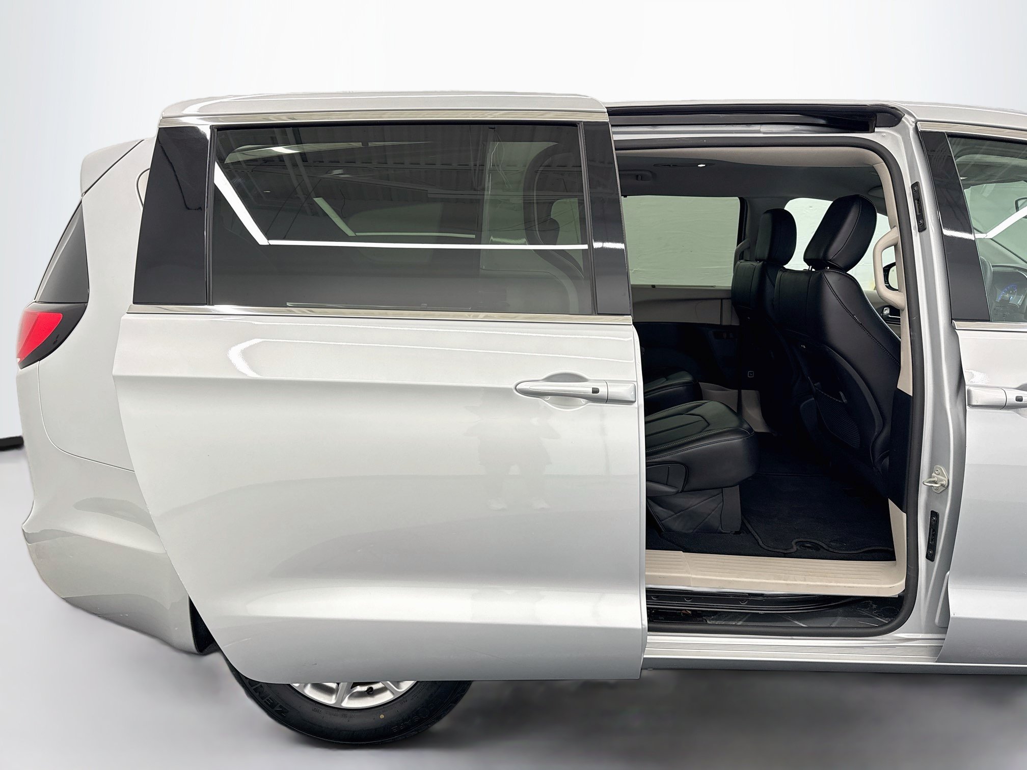 Used 2024 Chrysler Pacifica Touring-L FWD image 32
