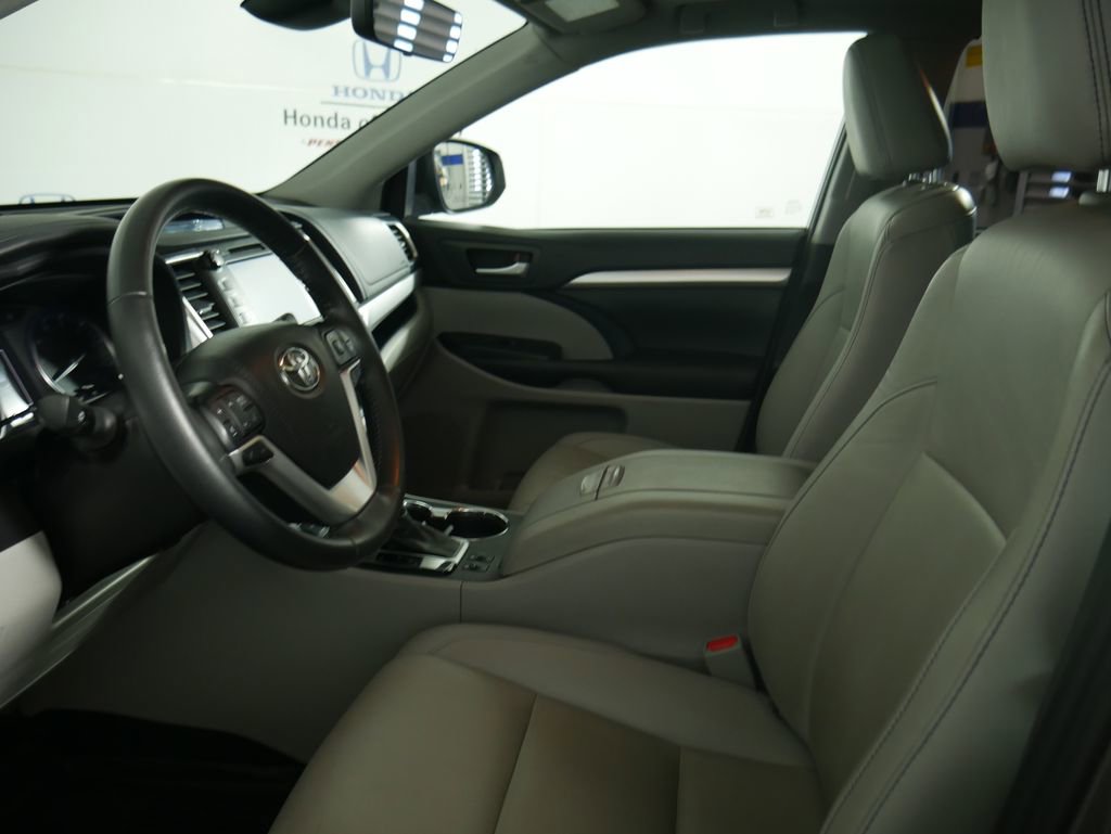 Used 2019 Toyota Highlander XLE image 16