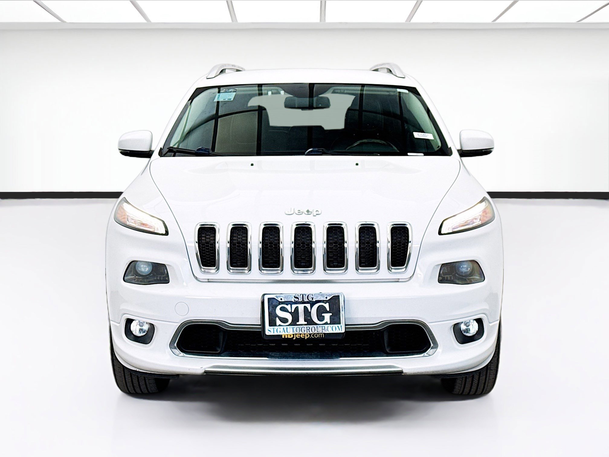 Used 2017 Jeep Cherokee Overland image 2