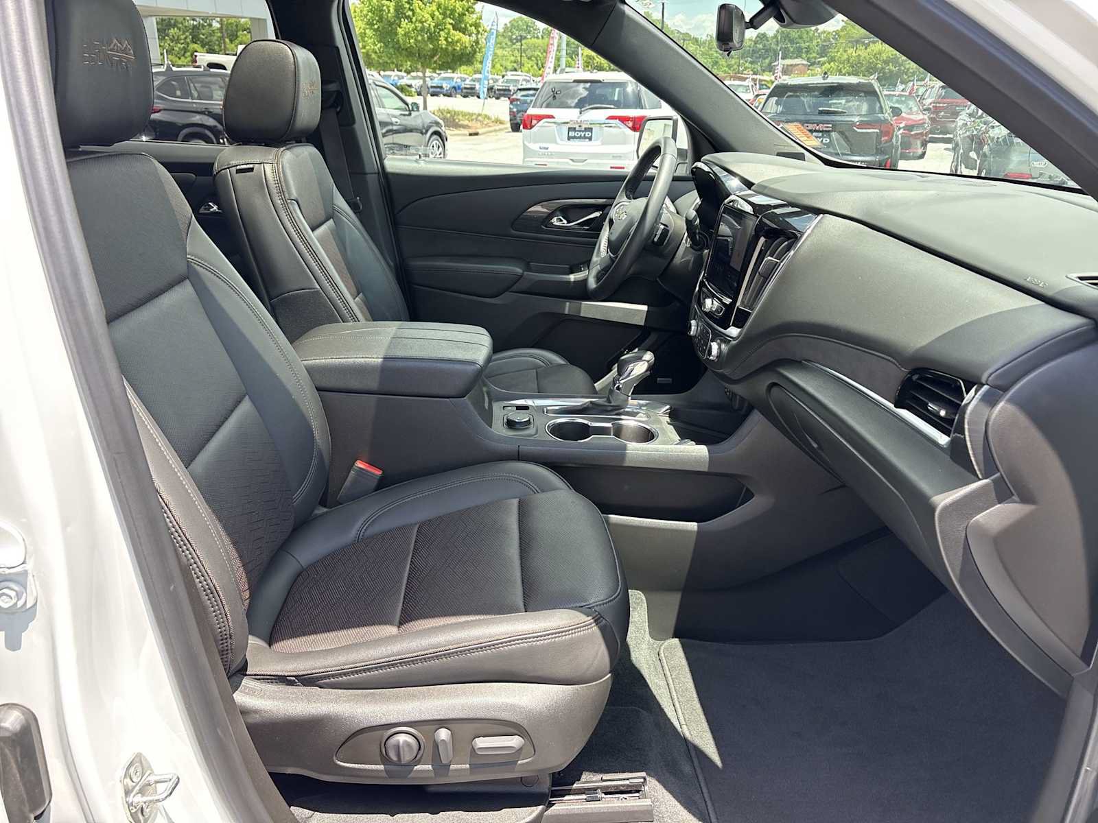 Used 2022 Chevrolet Traverse High Country FWD image 29
