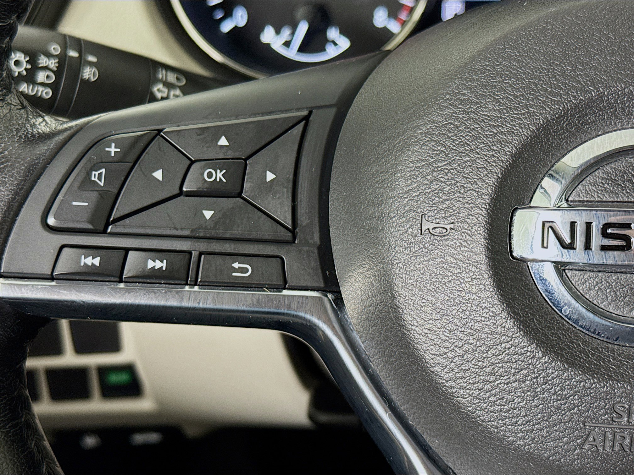 Used 2019 Nissan Rogue Sport SL w/ Premium Package image 13