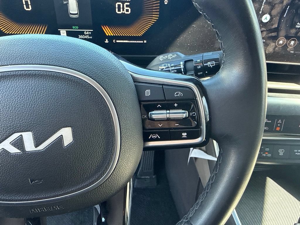Used 2025 Kia Carnival FWD image 17