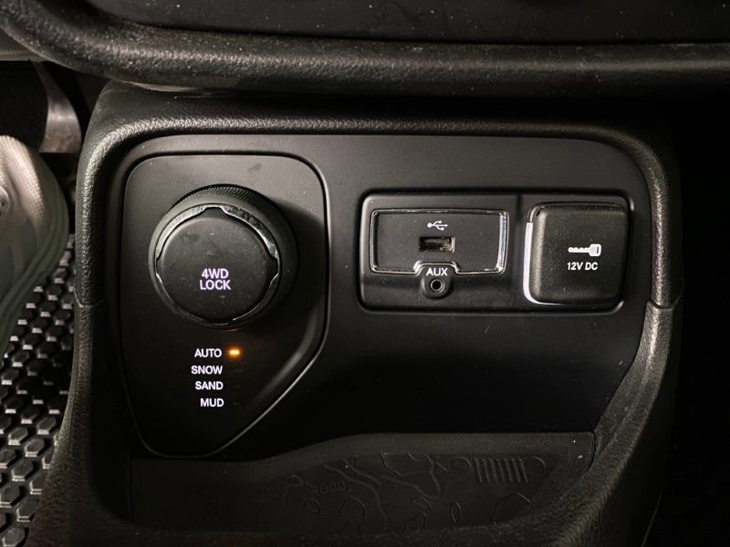 Used 2016 Jeep Renegade Latitude w/ Cold Weather Group image 43