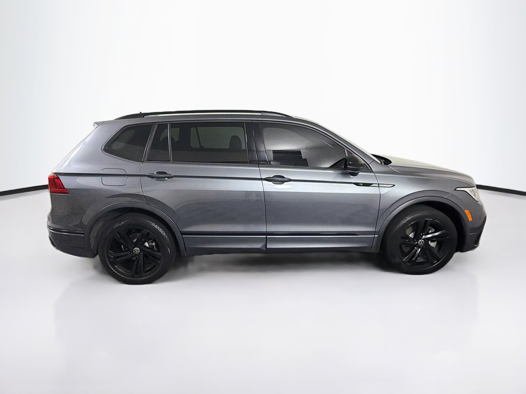 Used 2023 Volkswagen Tiguan SE R-Line FWD image 10