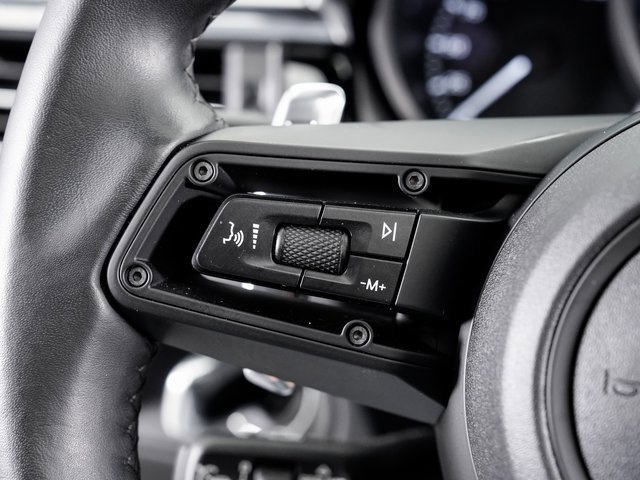 Certified 2025 Porsche Macan image 12