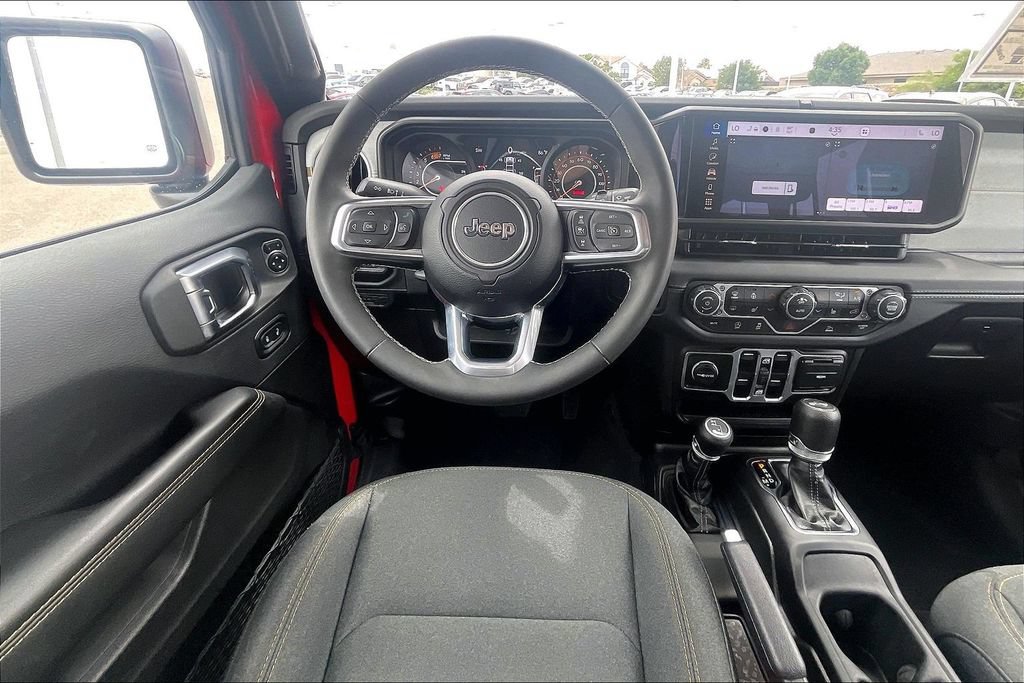 Used 2025 Jeep Wrangler Unlimited Sahara AWD/4WD image 5