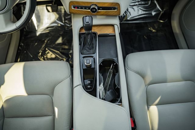 Certified 2022 Volvo XC90 T6 Momentum w/ Climate Package image 25