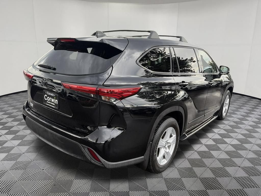Used 2022 Toyota Highlander LE AWD/4WD image 9