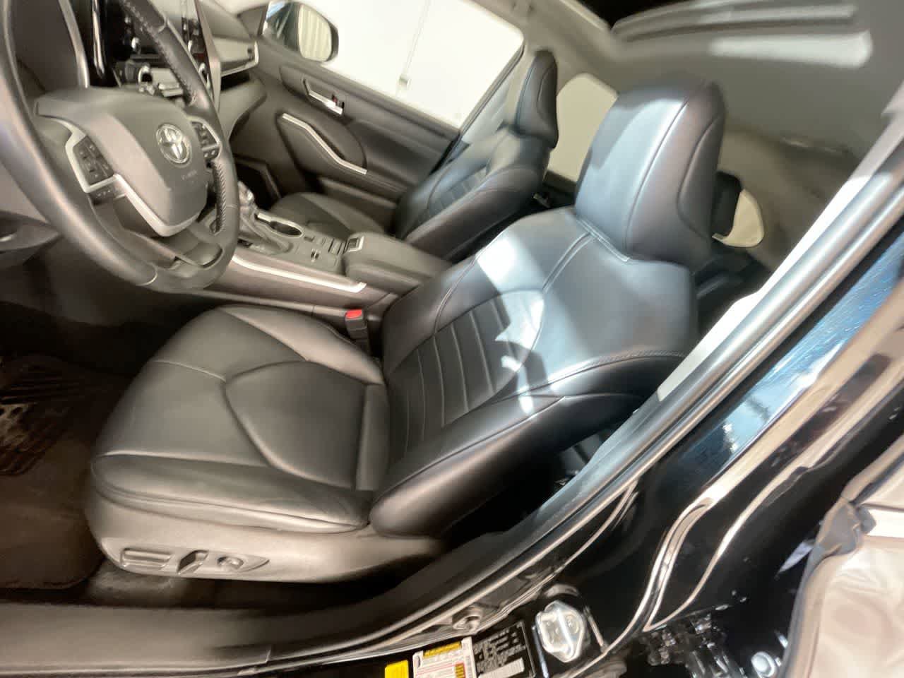 Used 2022 Toyota Highlander XLE AWD/4WD image 11