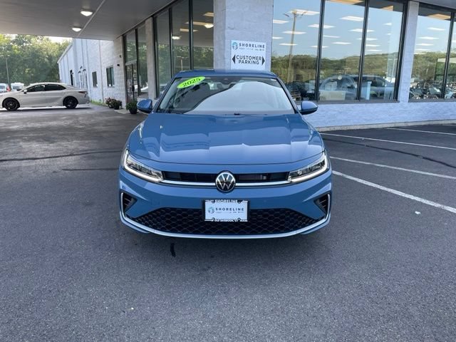 Used 2025 Volkswagen Jetta SE FWD image 2