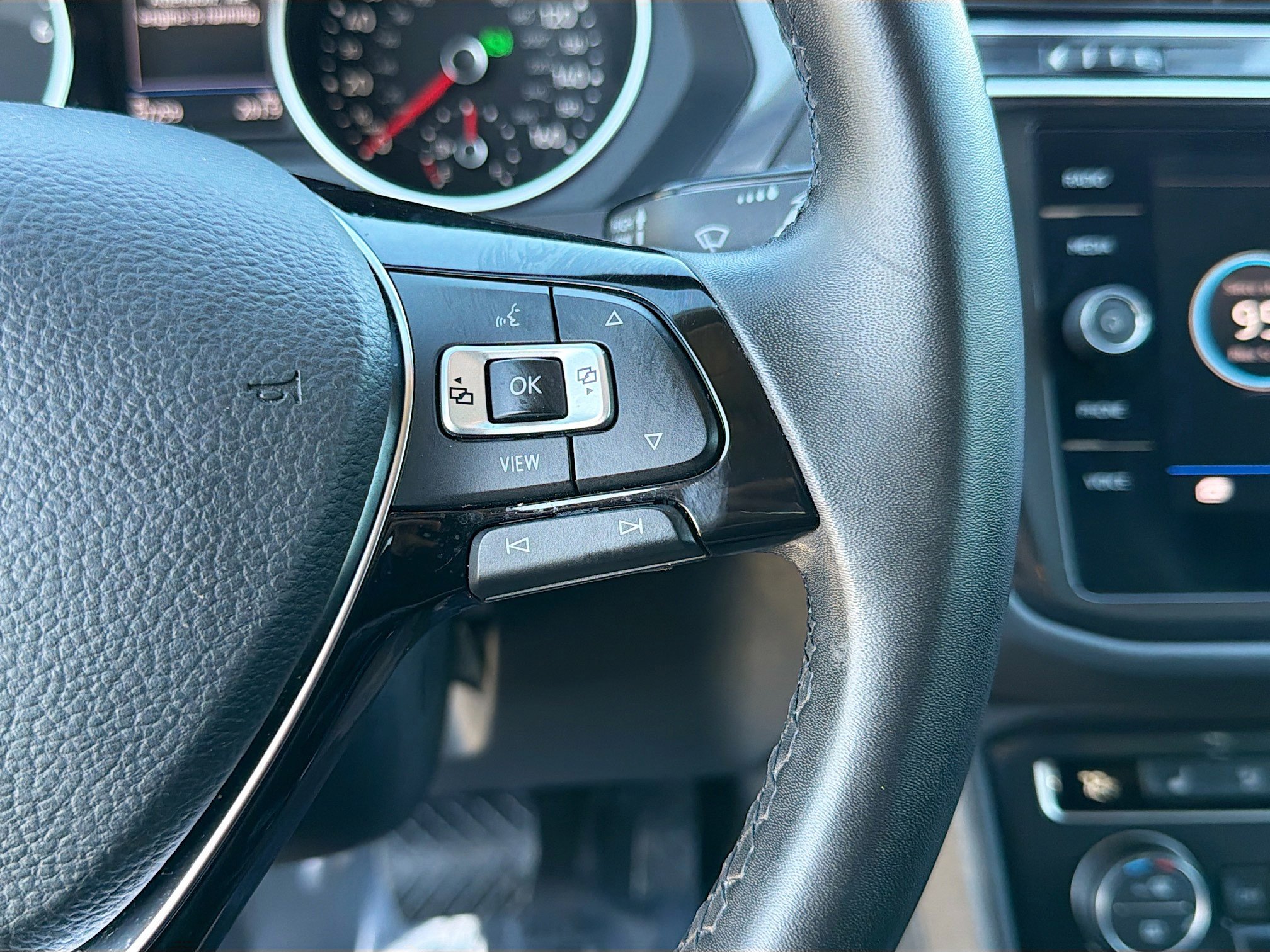 Used 2020 Volkswagen Tiguan SE image 37