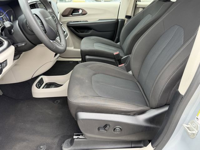 Used 2023 Chrysler Voyager LX image 16