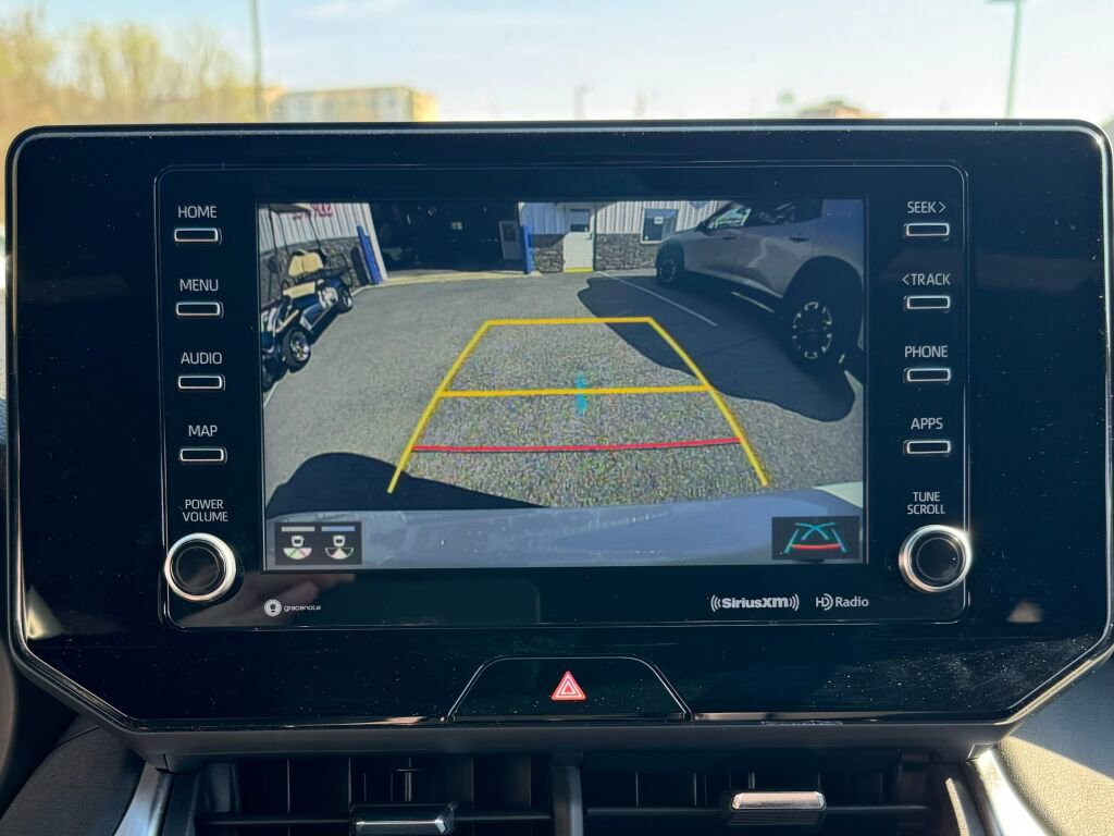 Used 2022 Toyota Venza XLE image 30