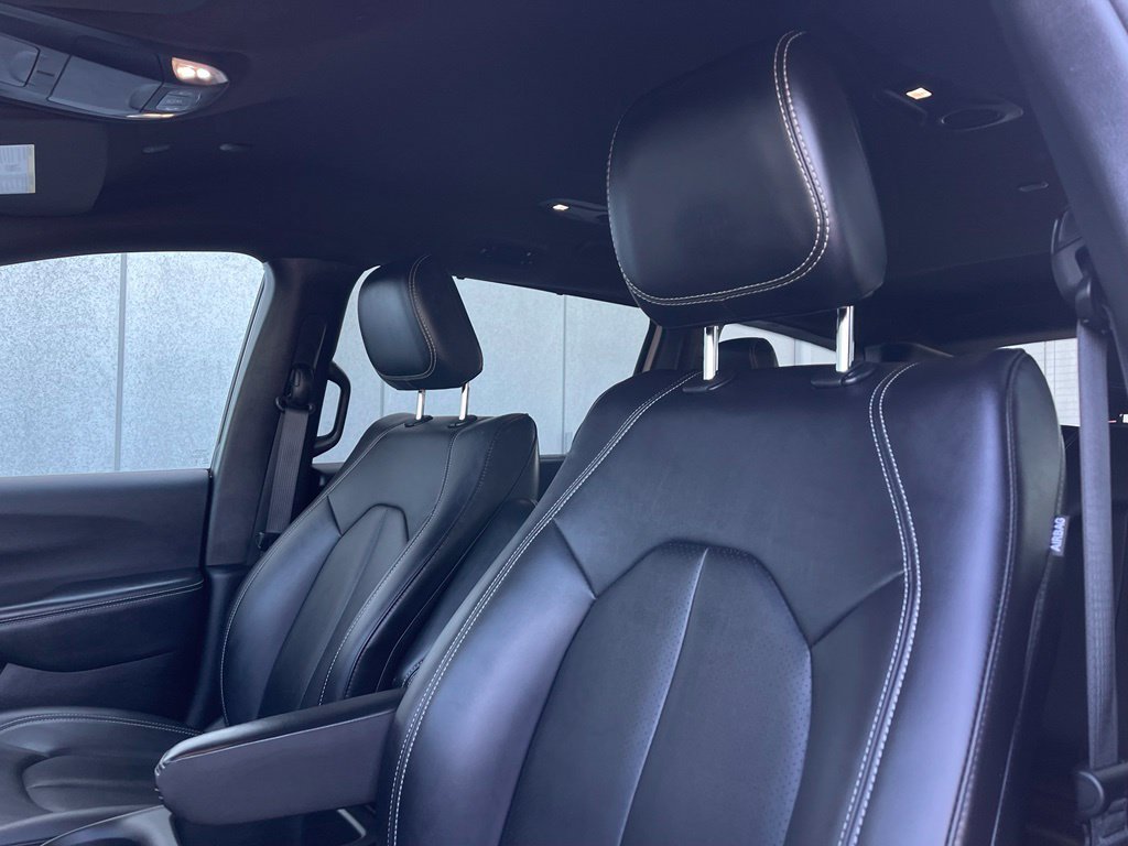 Used 2025 Chrysler Pacifica Select FWD image 8