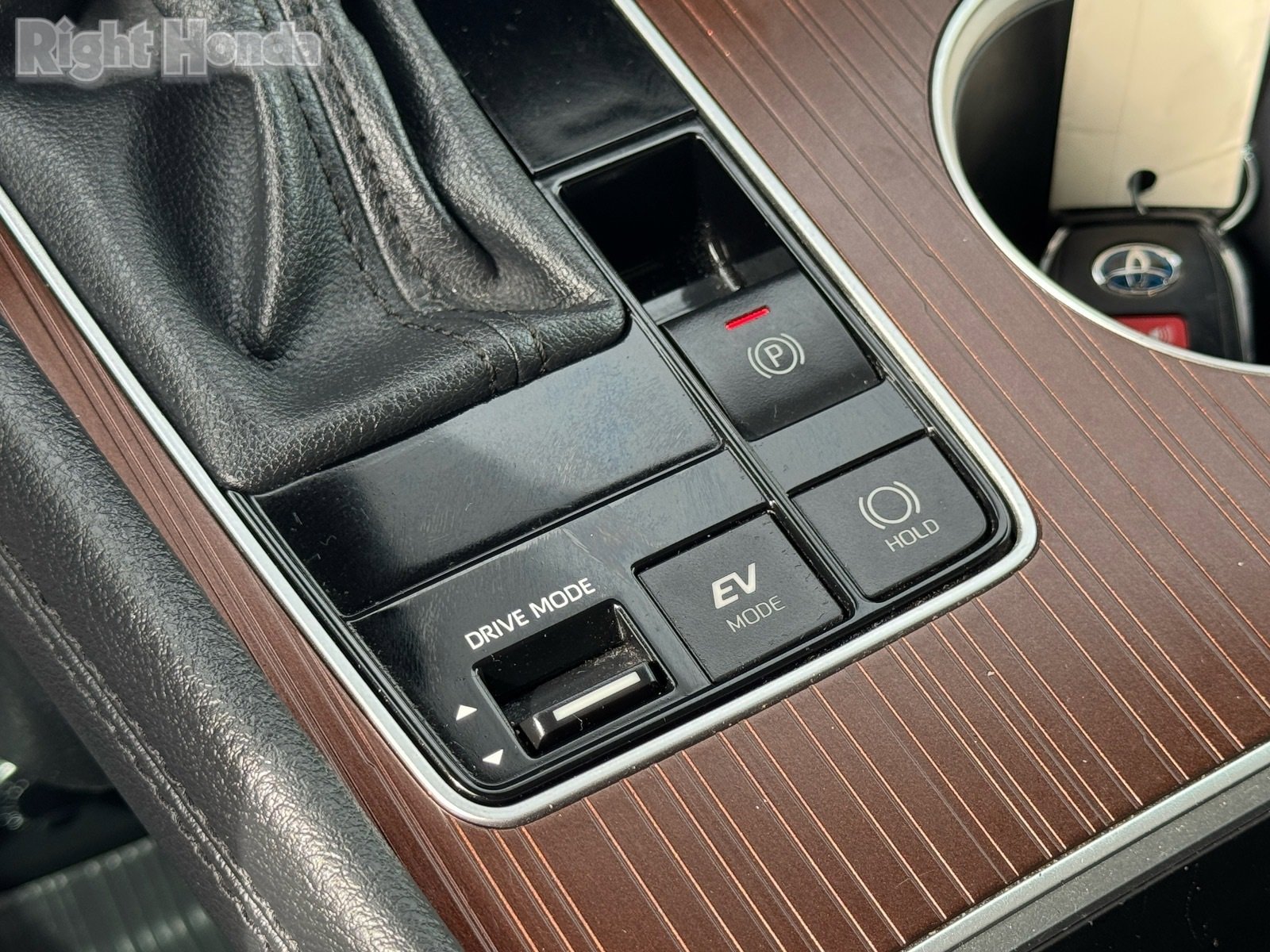 Used 2024 Toyota Sienna XLE image 24