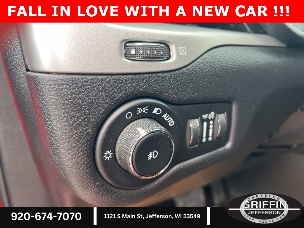 Used 2017 Jeep Cherokee Trailhawk w/ Cold Weather Group image 16