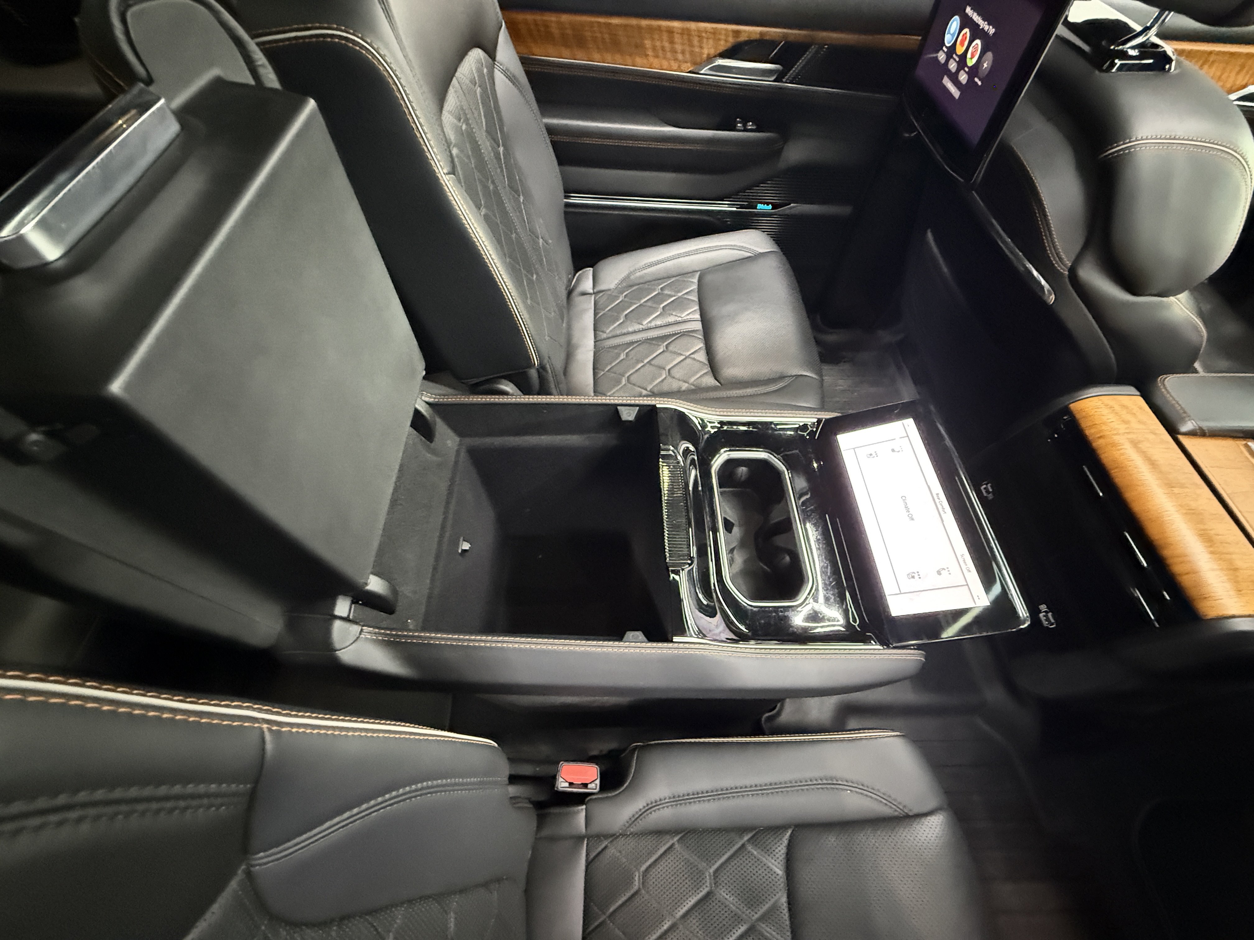 Used 2022 Jeep Grand Wagoneer Series III w/ Rear-Seat Entertainment Group AWD/4WD image 31