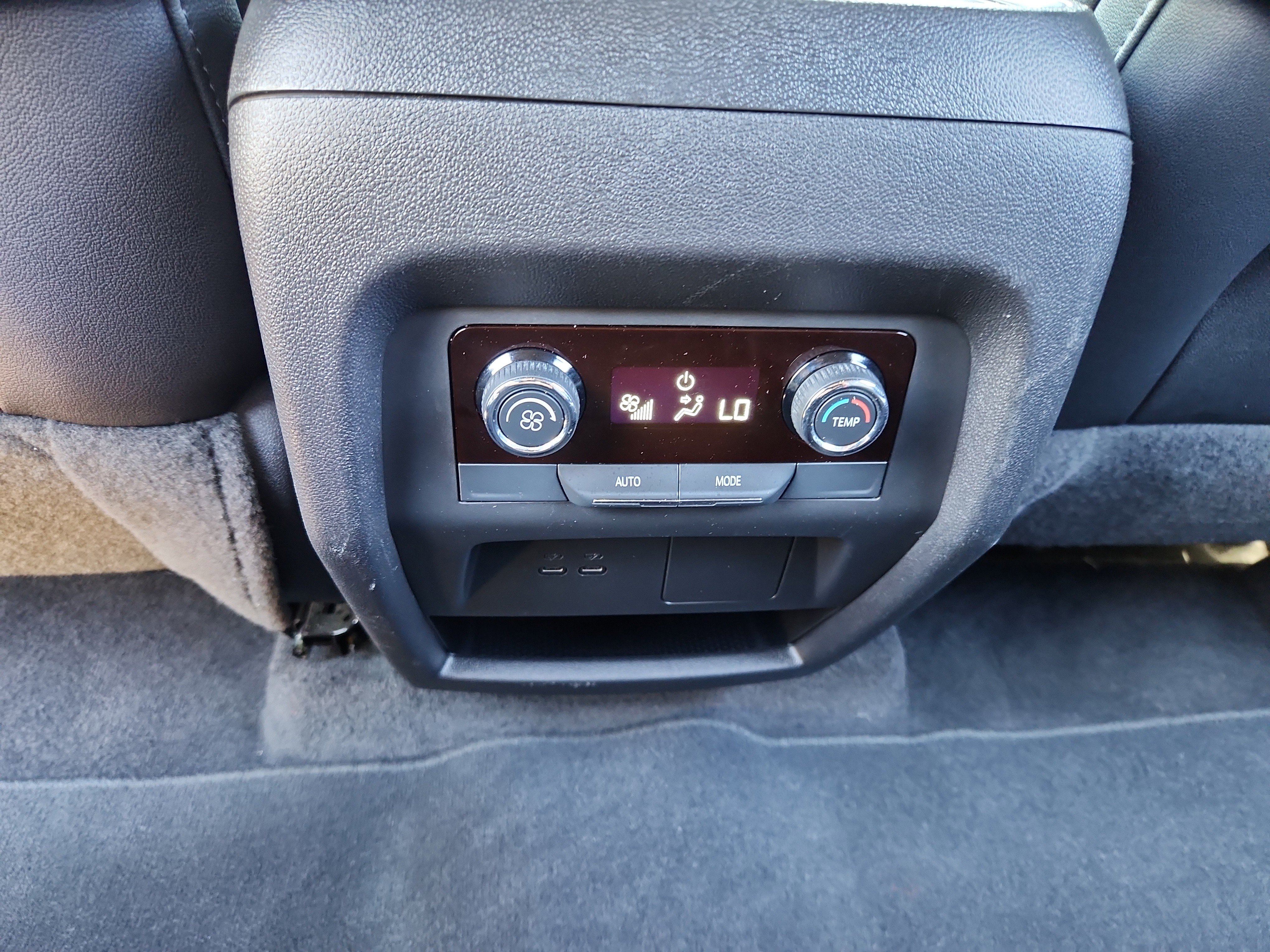 Used 2025 Chevrolet Traverse LT image 28