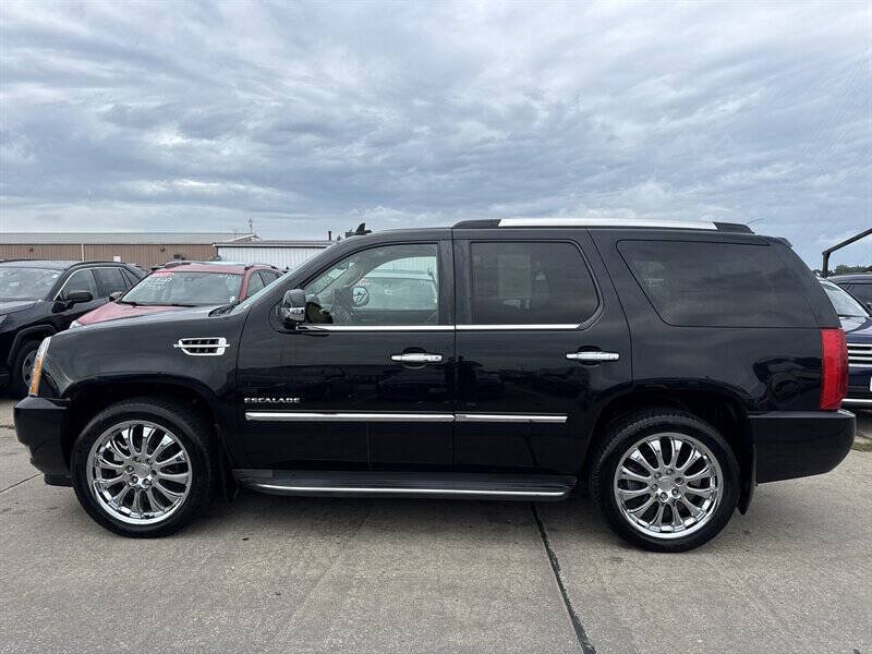 Used 2011 Cadillac Escalade AWD w/ Touring Package image 3
