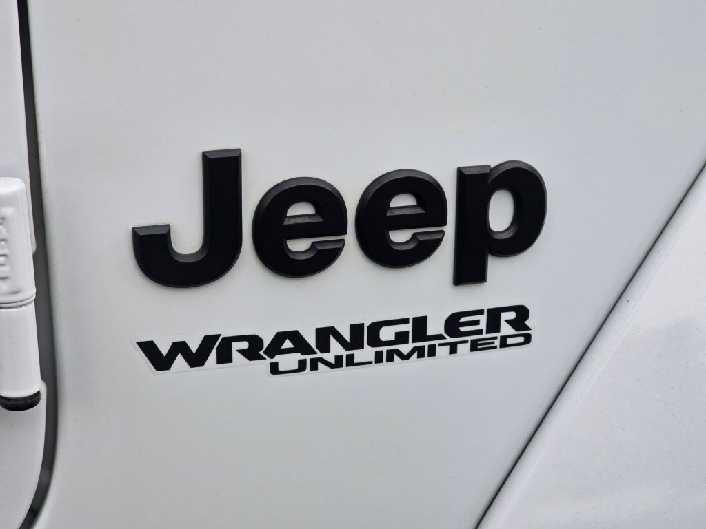 Used 2022 Jeep Wrangler Unlimited Sahara AWD/4WD image 30