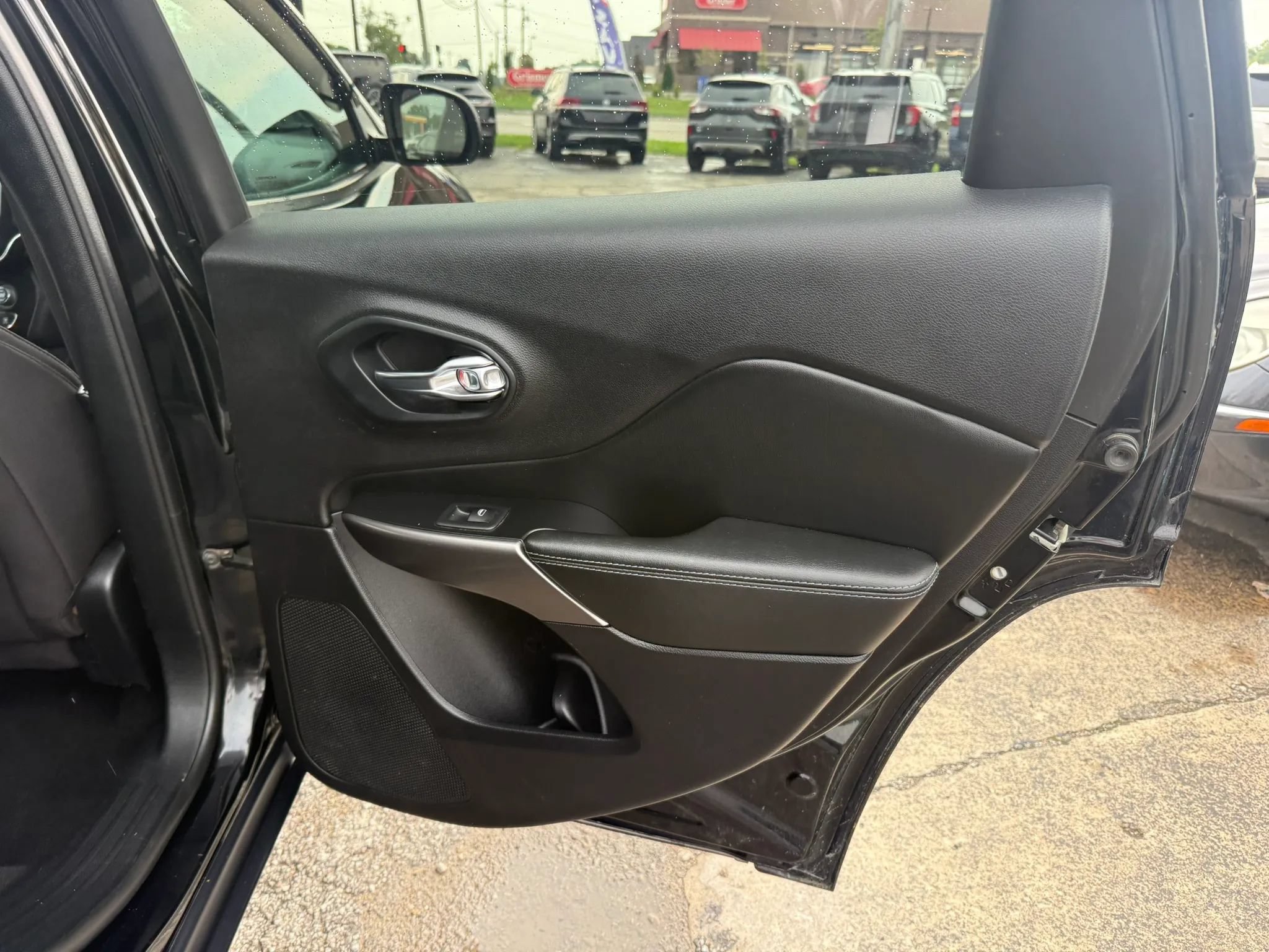Used 2020 Jeep Cherokee Latitude w/ Cold Weather Group AWD/4WD image 18