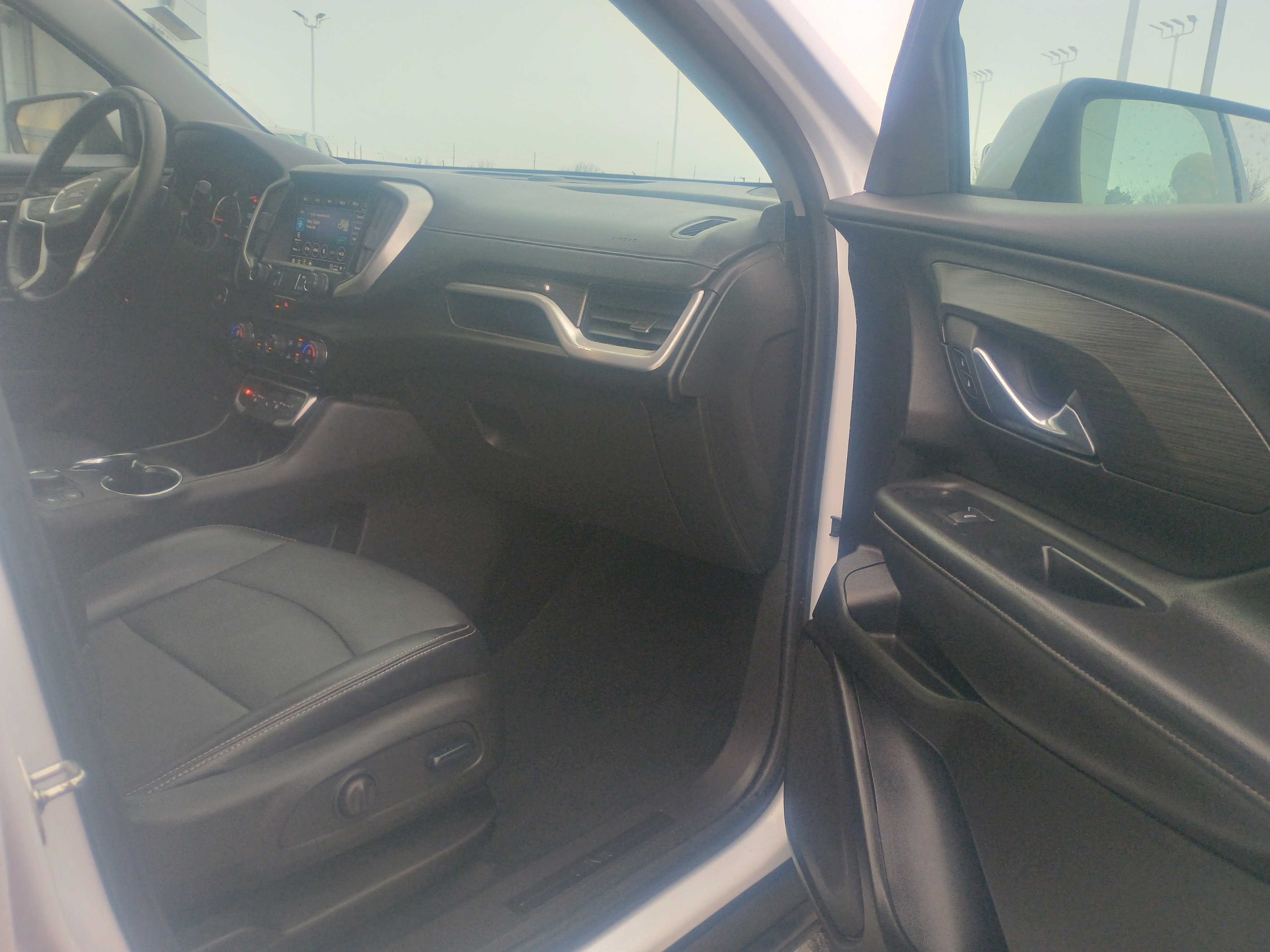 Used 2024 GMC Terrain SLT image 17