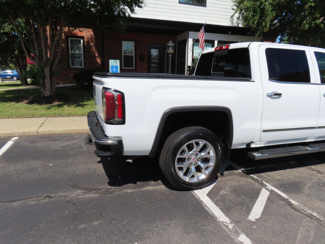 Used 2017 GMC Sierra 1500 SLT w/ SLT Premium Package AWD/4WD image 9