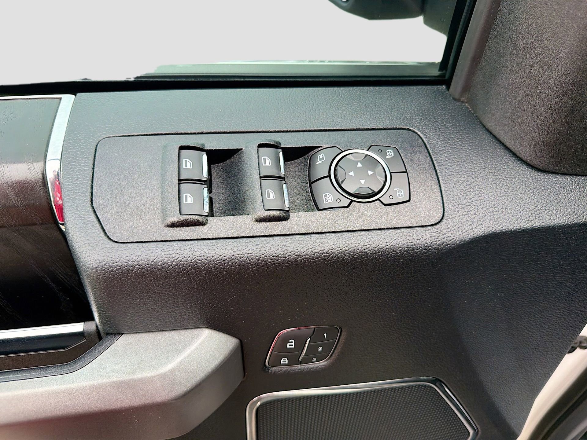 Used 2018 Ford F150 Platinum w/ Equipment Group 701A Luxury AWD/4WD image 22