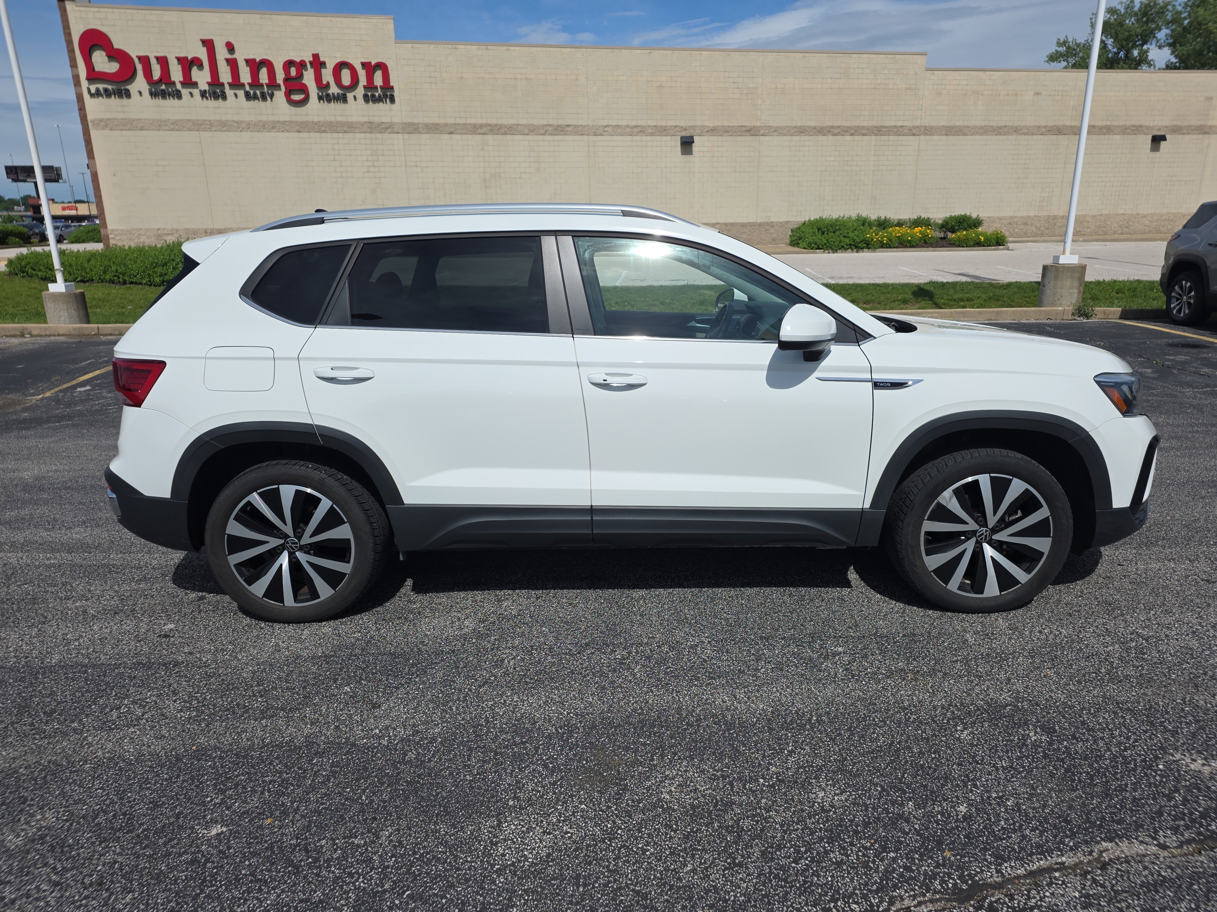 Used 2022 Volkswagen Taos SE FWD image 3