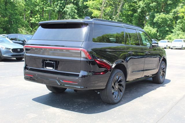 New 2026 Lincoln Navigator L Reserve w/ Jet Appearance Package AWD/4WD image 3