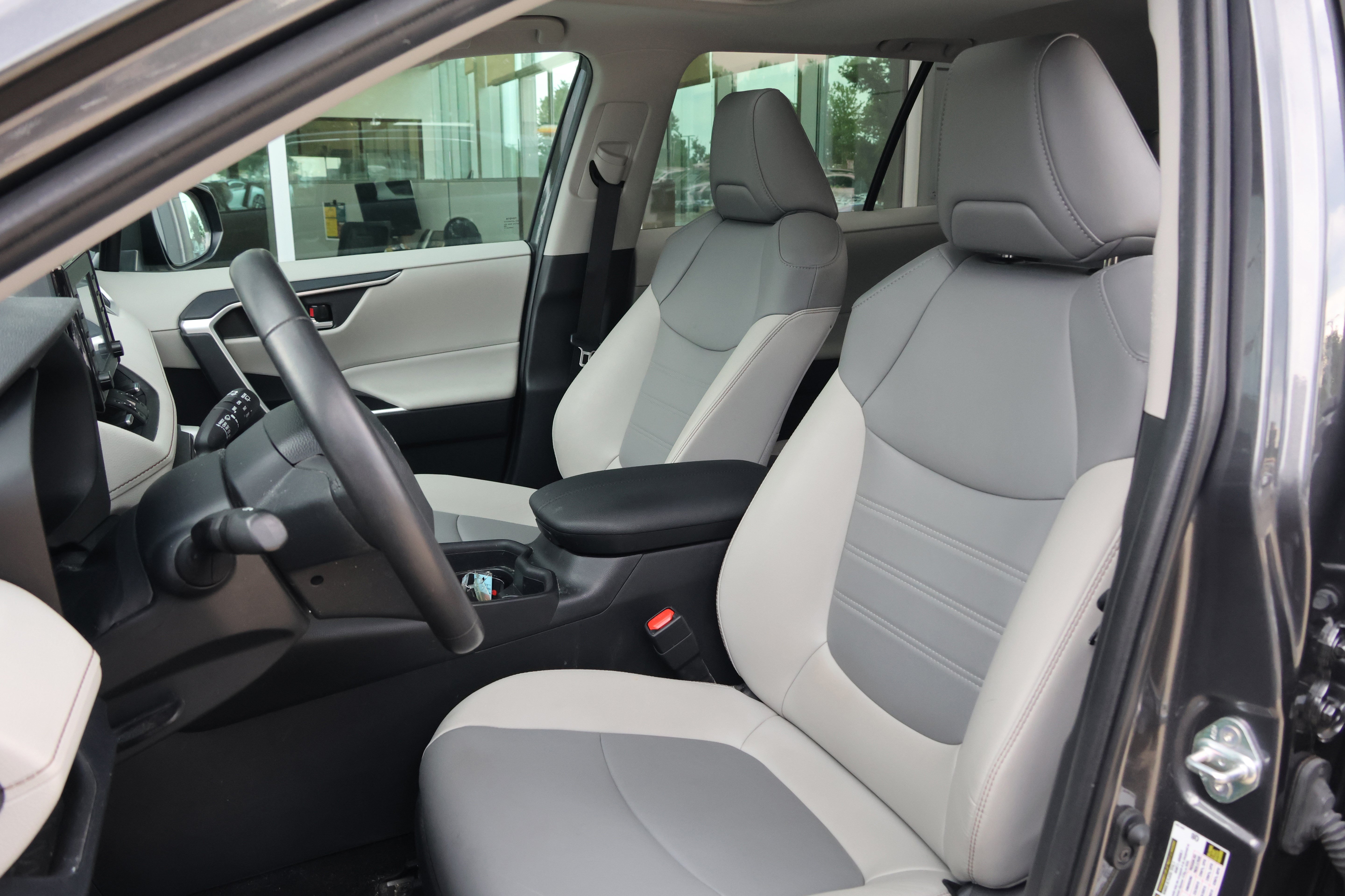 Used 2019 Toyota RAV4 XLE Premium FWD image 30