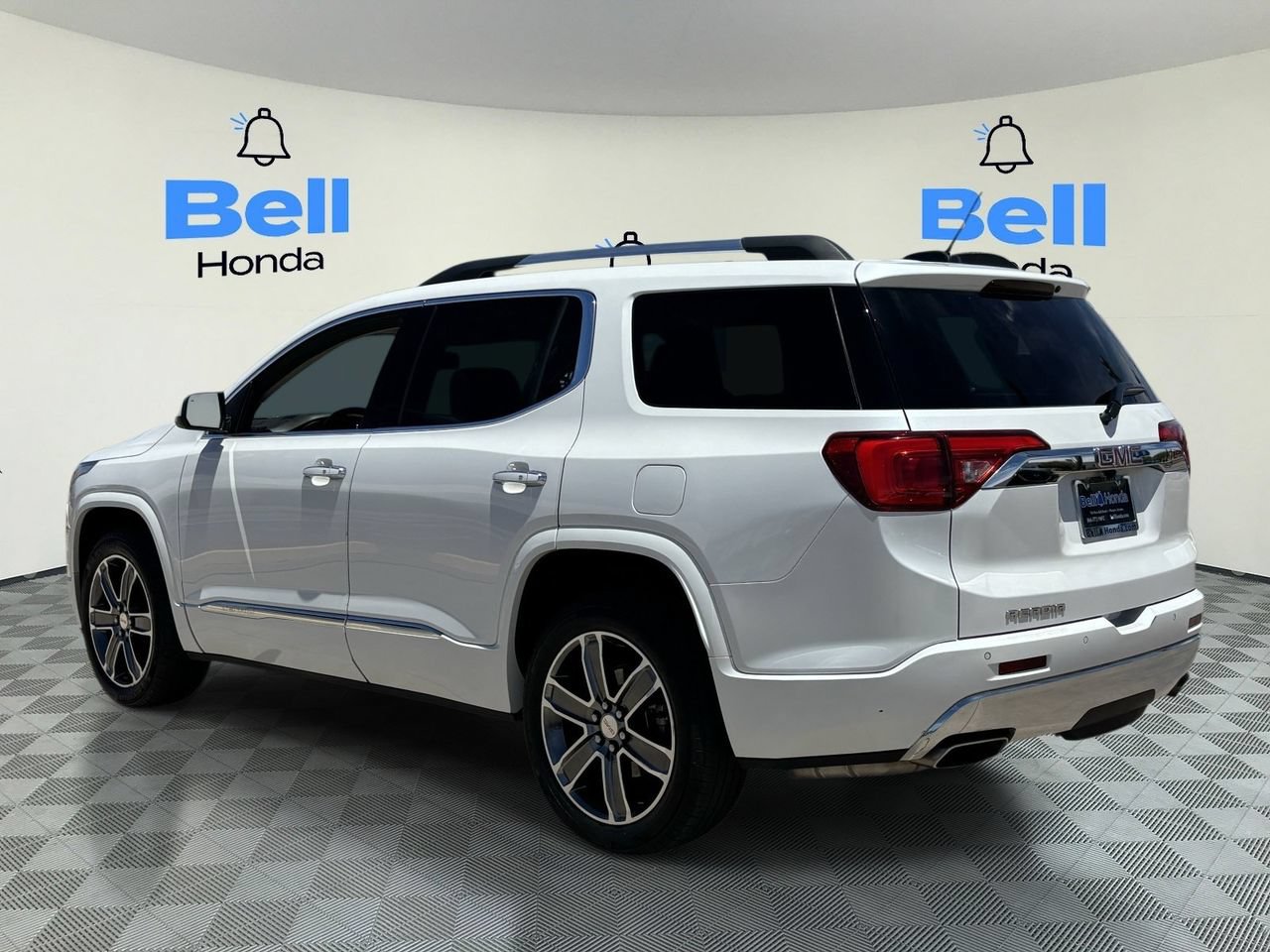 Used 2019 GMC Acadia Denali w/ Technology Package FWD image 3