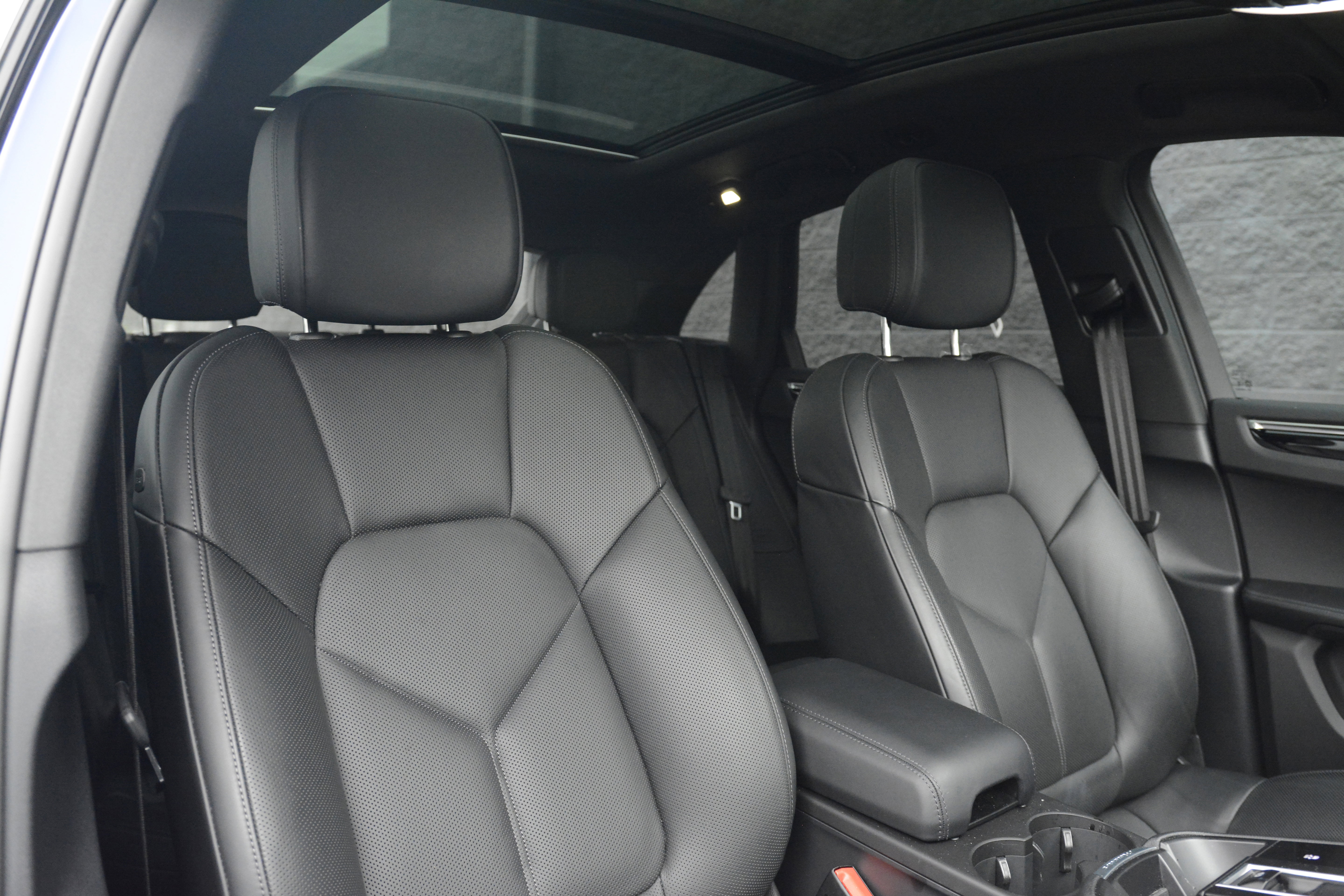 Certified 2025 Porsche Macan AWD/4WD image 28