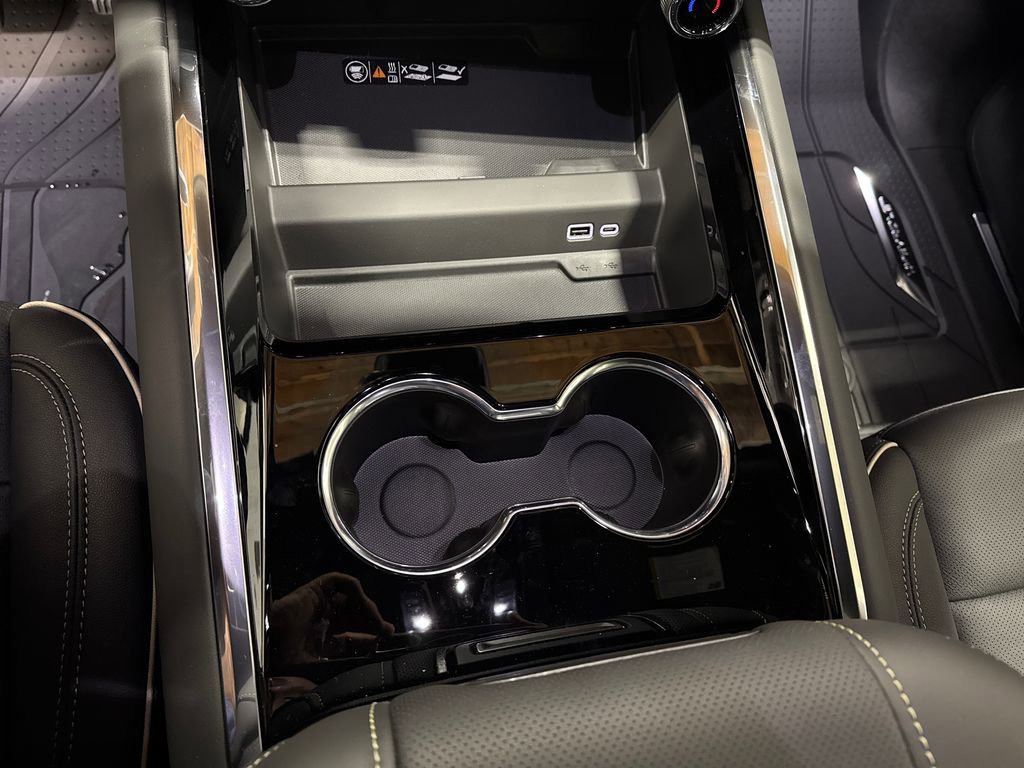 New 2026 Chevrolet Suburban Premier AWD/4WD image 18