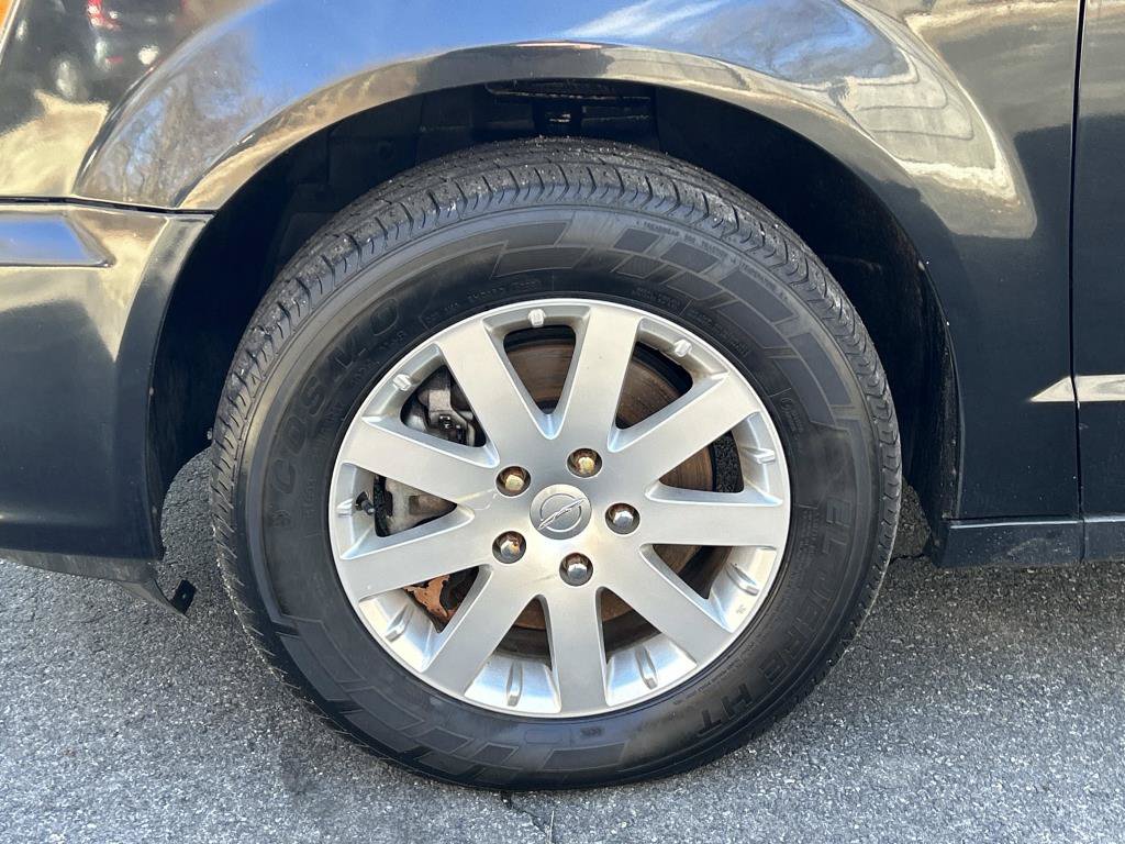 Used 2015 Chrysler Town & Country Touring FWD image 9