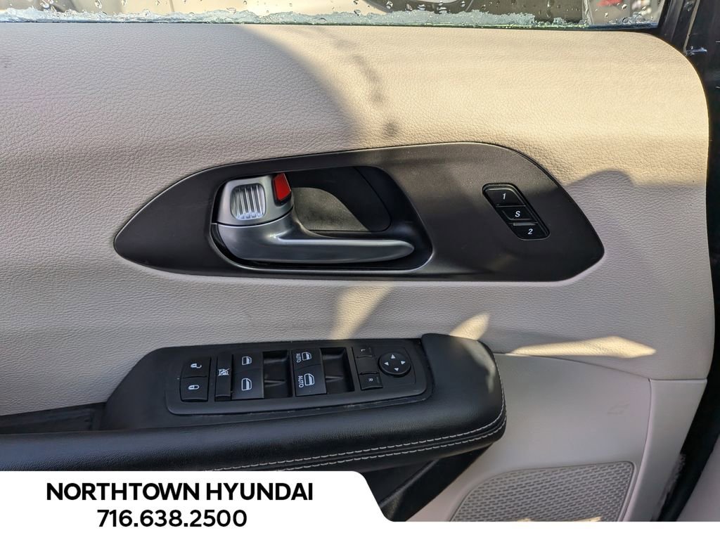 Used 2024 Chrysler Pacifica Touring-L image 29