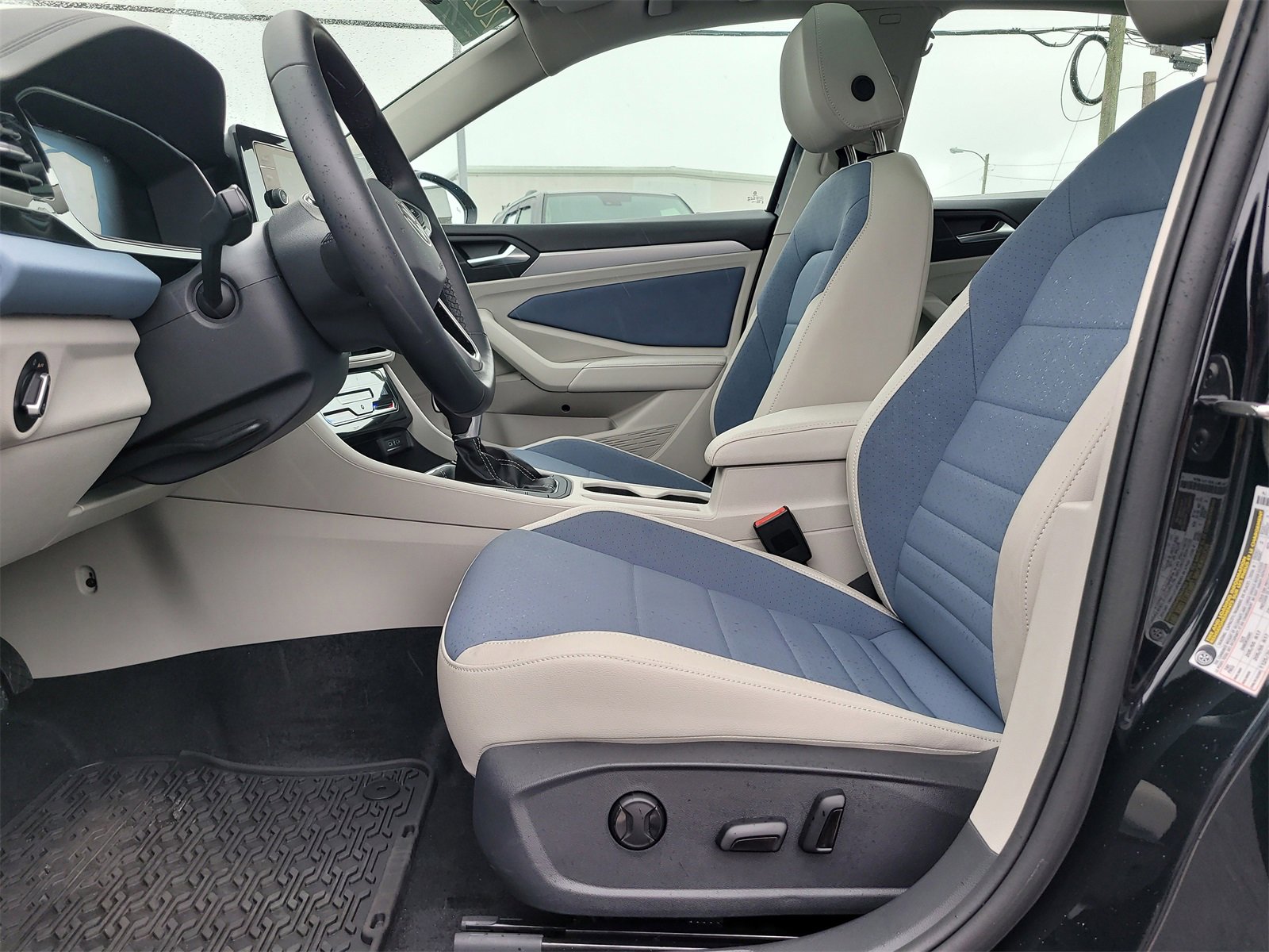 Certified 2025 Volkswagen Jetta SE image 16